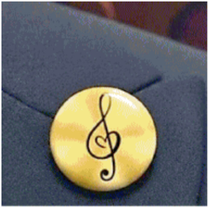 Una spilla contro Beatrice Venezi: al Concerto di Capodanno alla Fenice di Venezia la protesta “silenziosa” per la nomina a direttrice musicale stabile