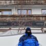 Copertina di Dall’unica via di accesso e fuga ai panelli fonoassorbenti, sicurezza sotto accusa per la strage del Costellation bar di Crans Montana