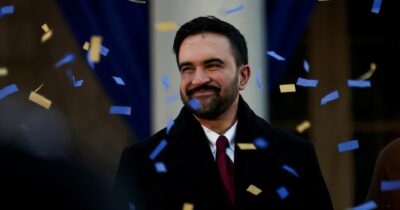 Copertina di Antisemitismo, Mamdani revoca  le misure di Adams