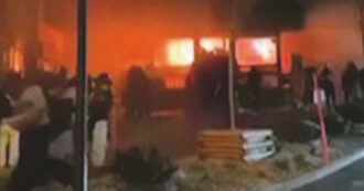 “Una palla di fuoco è salita lungo le scale”, “Tutti si calpestavano”: i racconti dei sopravvissuti ai pm svizzeri del rogo di Crans Montana