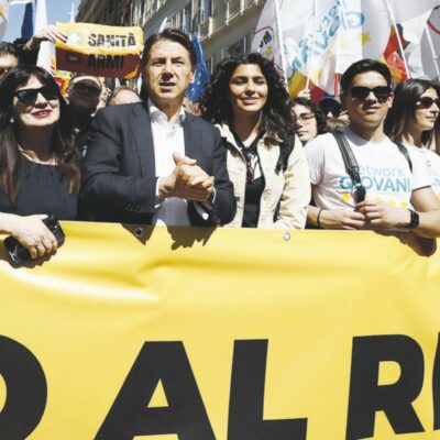Copertina di Conte punta tutto contro il riarmo. A marzo un evento a Roma