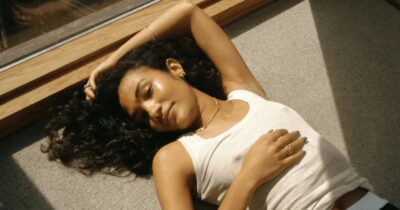 Copertina di “Il successo di Man I Need? È la gioia della sbandata. Sono femminista, non dobbiamo piacere agli uomini a tutti i costi”: fenomeno Olivia Dean amata su TikTok e dalle radio italiane