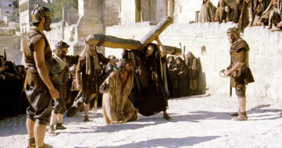 Copertina di “Gesù non è mai stato crocifisso, la Chiesa ha messo in croce l’uomo sbagliato. È dimostrato dai più potenti sistemi di AI: ”: la teoria del regista Julian Doyle