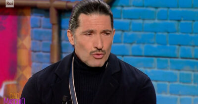 Copertina di “C’è stato un periodo in cui il sesso è stato una droga per me, andavo anche con 3/4 donne in poche ore. In fondo cercavo mia mamma”: lo confessa Walter Nudo