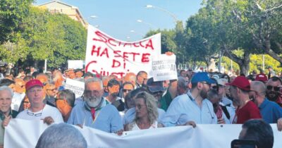 Copertina di Il paradosso dell’acqua pubblica in Sicilia: il creditore deve prestare i soldi al debitore