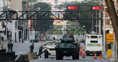 Copertina di Attacco Usa al Venezuela, i racconti da Caracas: “Tremavano le finestre”, “adesso temiamo rappresaglie”
