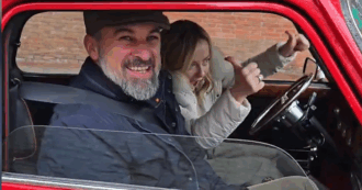 Copertina di Meloni a Madrid a casa del leader di Vox Abascal: il video con la premier alla guida di una Mini