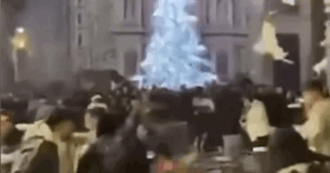 Copertina di Capodanno a Firenze: mega rissa in centro tra botte, tavoli in aria e sedie spaccate. Il Comune: “Grave, ci saranno accertamenti. Ma basta propaganda” – VIDEO