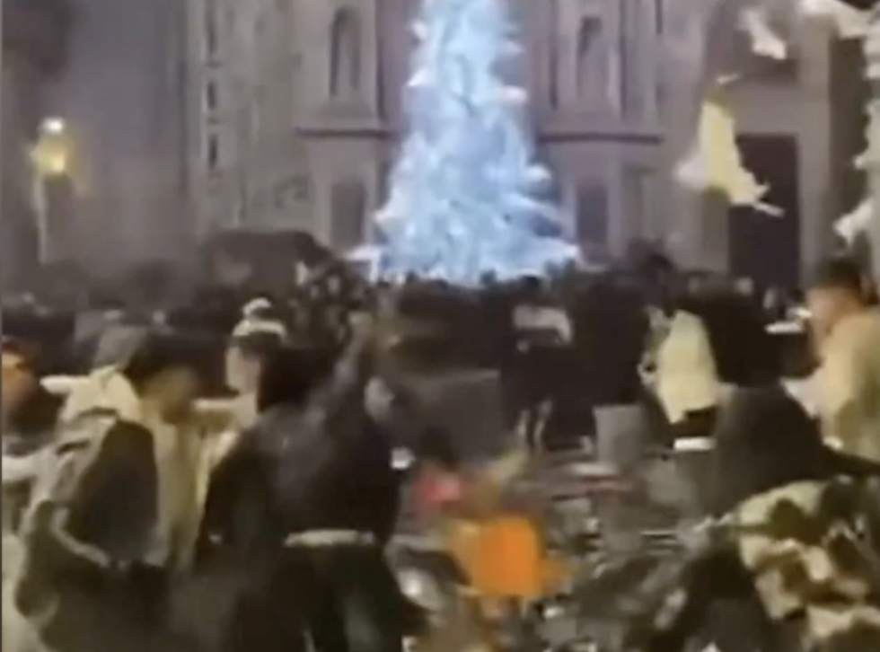 capodanno a firenze mega rissa in centro tra botte tavoli in aria e sedie spaccate il comune grave ci saranno accertamenti ma basta propaganda 8211 video da Ilfattoquotidiano.it capodanno a firenze mega rissa in centro tra botte tavoli in aria e sedie spaccate il comune grave ci saranno accertamenti ma basta propaganda 8211 video