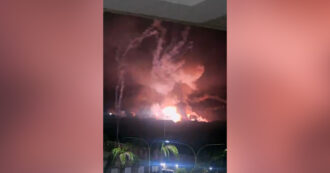 Copertina di Attacco Usa al Venezuela, le immagini dei bombardamenti a Caracas: esplosioni e colonne di fumo