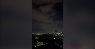 Copertina di Attacco Usa al Venezuela, elicotteri e aerei Usa volano a bassa quota su Caracas: il video