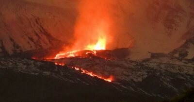 Copertina di Eruzione Etna, il fronte lavico sceso fino quota 1.360 metri