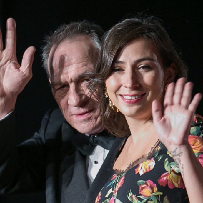 “Rispettate la privacy in questo momento difficile”: l’appello di Tommy Lee Jones dopo morte della figlia Victoria. Il Daily Mail: “Decesso per overdose”