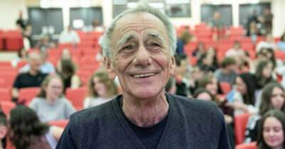 Copertina di “La morte è come quando si va incontro ad una madre che ti dice che dall’altra pare c’è solo luce. Io padre? Sono stato parecchio assente”: così Roberto Vecchioni