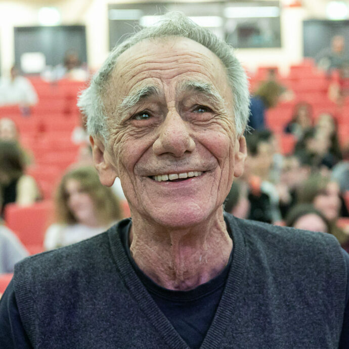 “La morte è come quando si va incontro ad una madre che ti dice che dall’altra pare c’è solo luce. Io padre? Sono stato parecchio assente”: così Roberto Vecchioni