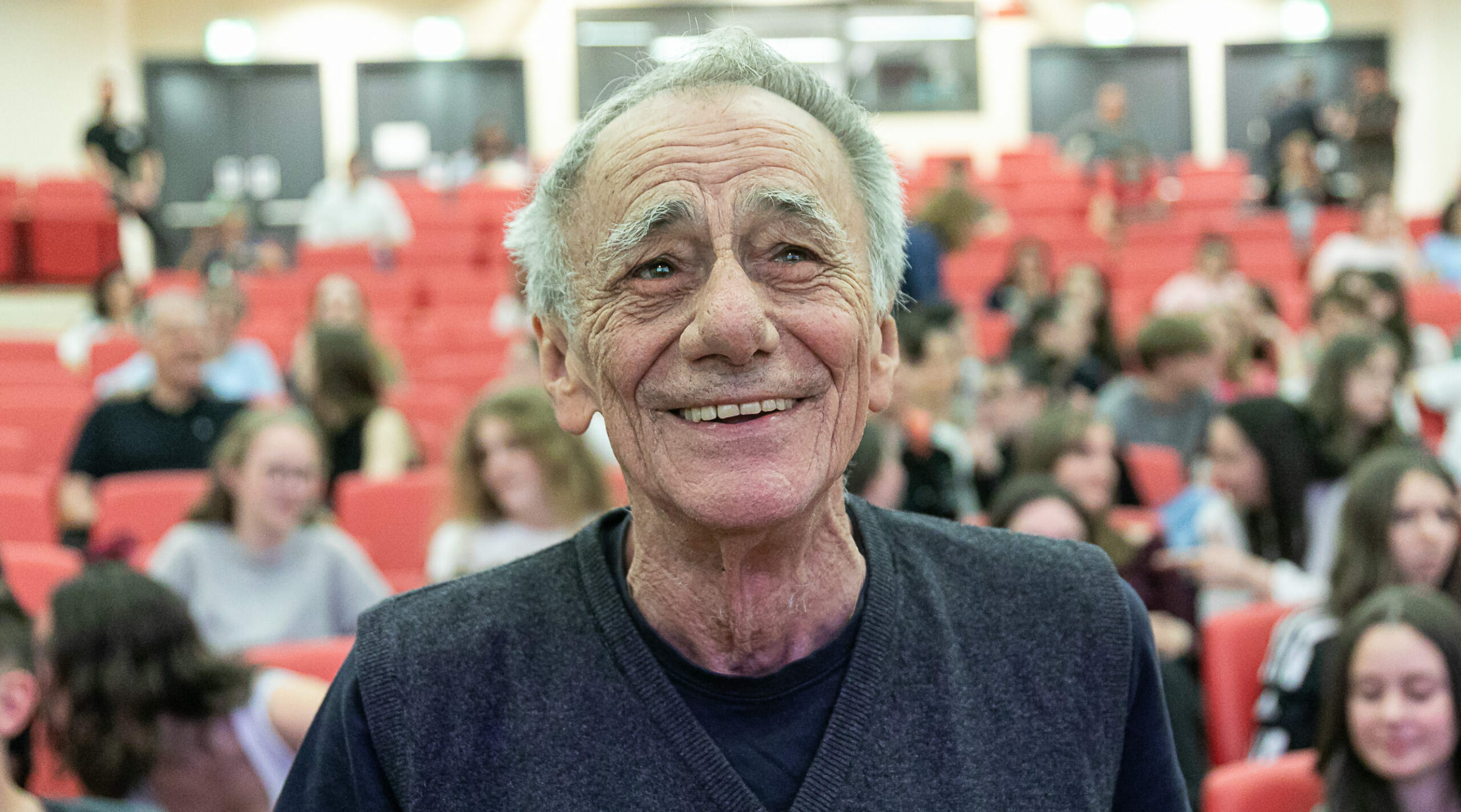 “Ero in ospedale, con un tubo in gola. A un’infermiera chiesi: ‘Sto per morire?’. E lei: ‘Eh, prima o poi tutti dobbiamo morire’. Ho sbottato: ‘Bella risposta del cao!'”: parla Roberto Vecchioni