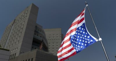 Copertina di Nicolas Maduro in carcere con El Chapo, Luigi Mangione e Ghislaine Maxwell. Per lui iniziale isolamento
