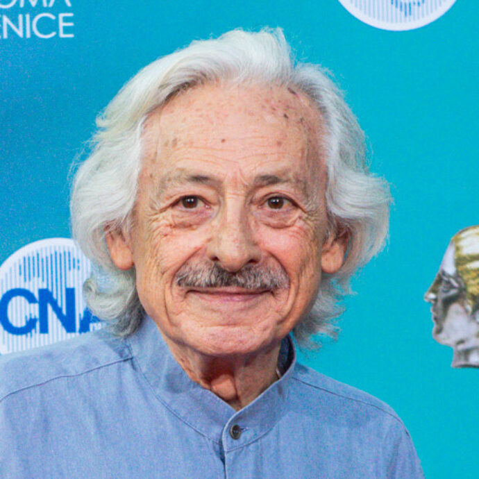 “Un giornalista chiese: ‘Ma lei è omosessuale?’. ‘Sì, perché, mi dica?’ risposi io. Conseguenze? Non ho potuto recitare nella fiction su Padre Puglisi, ma la libertà ha un prezzo”: così Leo Gullotta