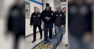 Copertina di Maduro in manette negli uffici dell’antidroga di New York saluta gli agenti: “Buonanotte, buon anno”