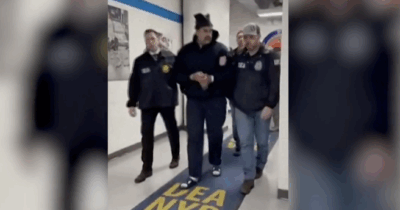 Copertina di Maduro in manette negli uffici dell’antidroga di New York saluta gli agenti: “Buonanotte, buon anno”