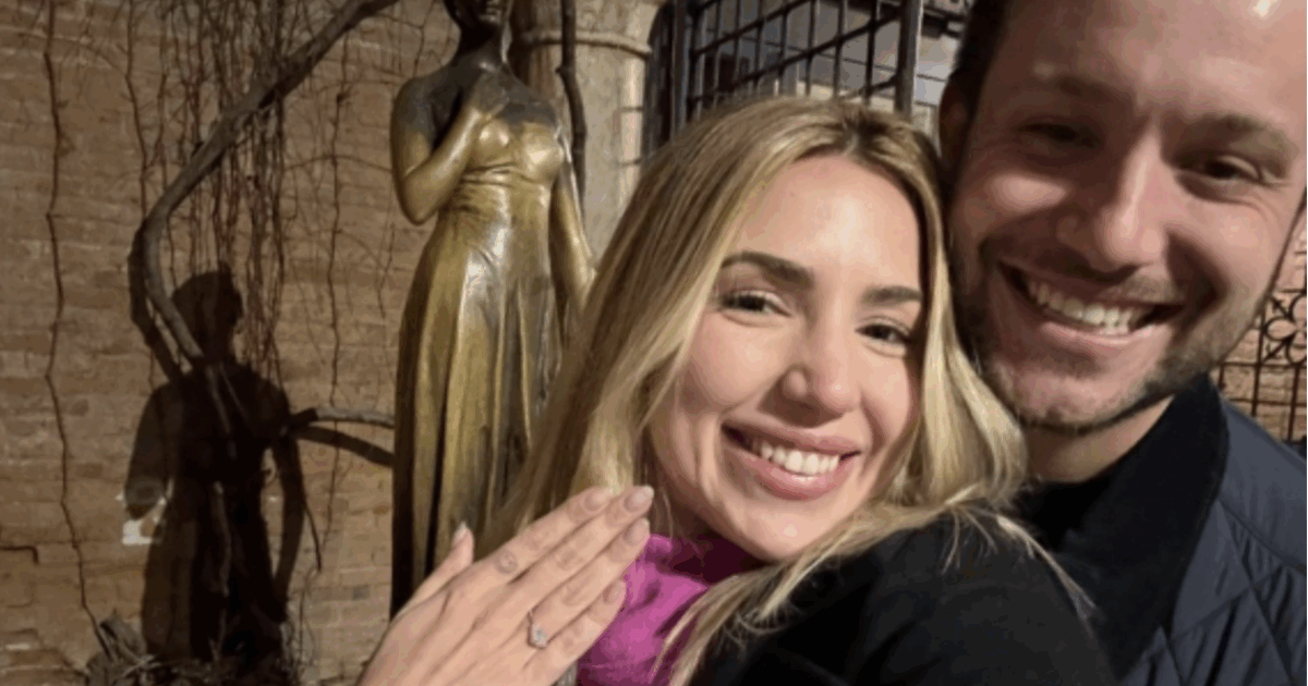 Un ladro scippa l’anello di fidanzamento a un ragazzo. La polizia lo ferma e recupera la refurtiva. Scatta la proposta di matrimonio nell’ufficio denunce