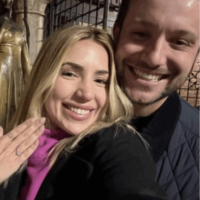 Un ladro scippa l’anello di fidanzamento a un ragazzo. La polizia lo ferma e recupera la refurtiva. Scatta la proposta di matrimonio nell’ufficio denunce