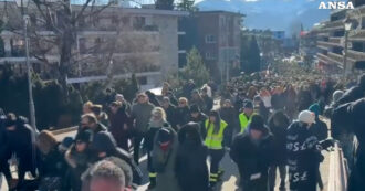 Copertina di Crans-Montana, lacrime e grande partecipazione alla marcia in ricordo delle vittime dell’incendio. Lungo applauso per i soccorritori