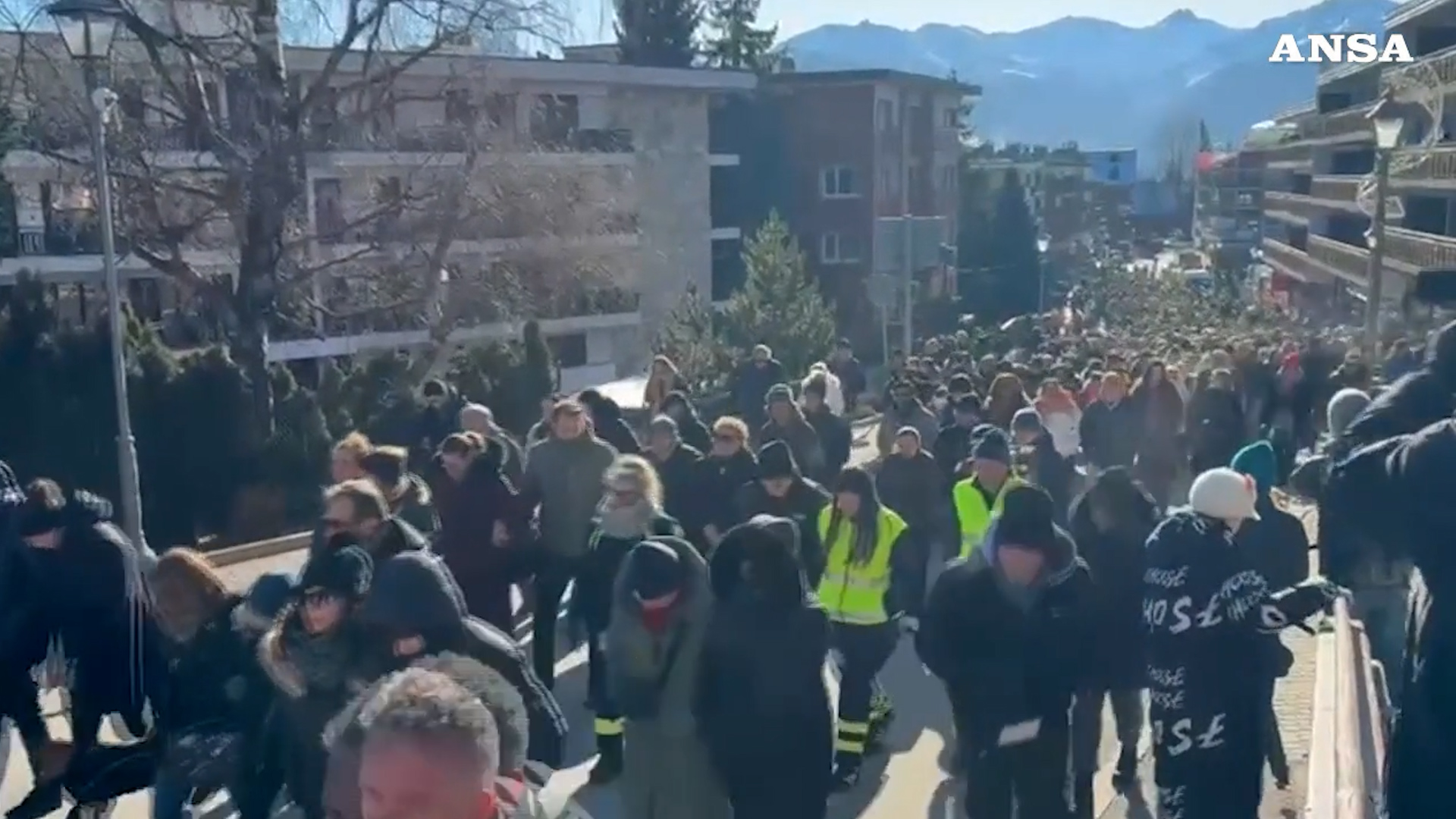 crans montana lacrime e grande partecipazione alla marcia in ricordo delle vittime dell8217incendio lungo applauso per i soccorritori da Ilfattoquotidiano.it crans montana lacrime e grande partecipazione alla marcia in ricordo delle vittime dell8217incendio lungo applauso per i soccorritori