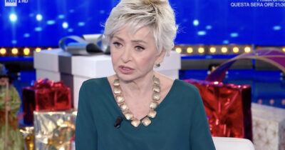 Copertina di “Devo capire se questa brutta cosa che ho, il tumore, si è ridotta un po’ o si è spostata. Sono un po’ vigliacca, perché non penso mai al futuro”: così Enrica Bonaccorti