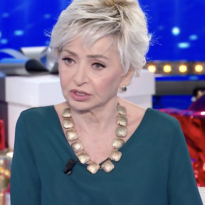 “Devo capire se questa brutta cosa che ho, il tumore, si è ridotta un po’ o si è spostata. Sono un po’ vigliacca, perché non penso mai al futuro”: così Enrica Bonaccorti