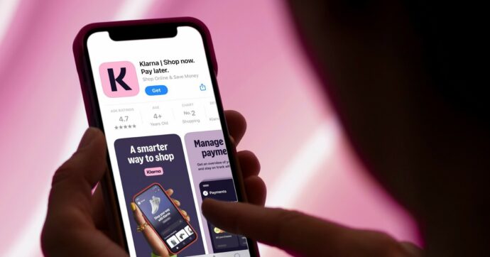 Copertina di Pagare a rate su internet: nel 2026 diventa difficile