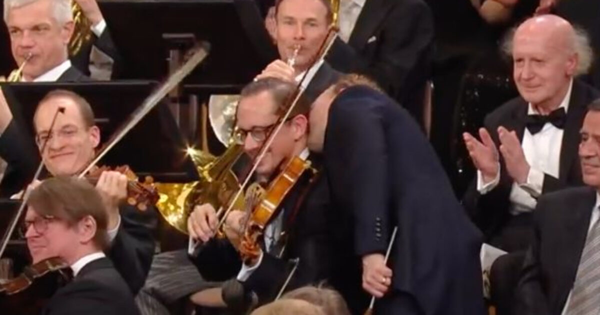 Il bacio al marito violinista e la discesa in platea durante la Marcia di Radetzky: il direttore Yannick Nézet-Séguin ha rotto il rito del Capodanno di Vienna