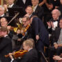 Copertina di Il bacio al marito violinista e in platea per la Marcia di Radetzky: il direttore Yannick Nézet-Séguin ha rotto il rito del Capodanno di Vienna