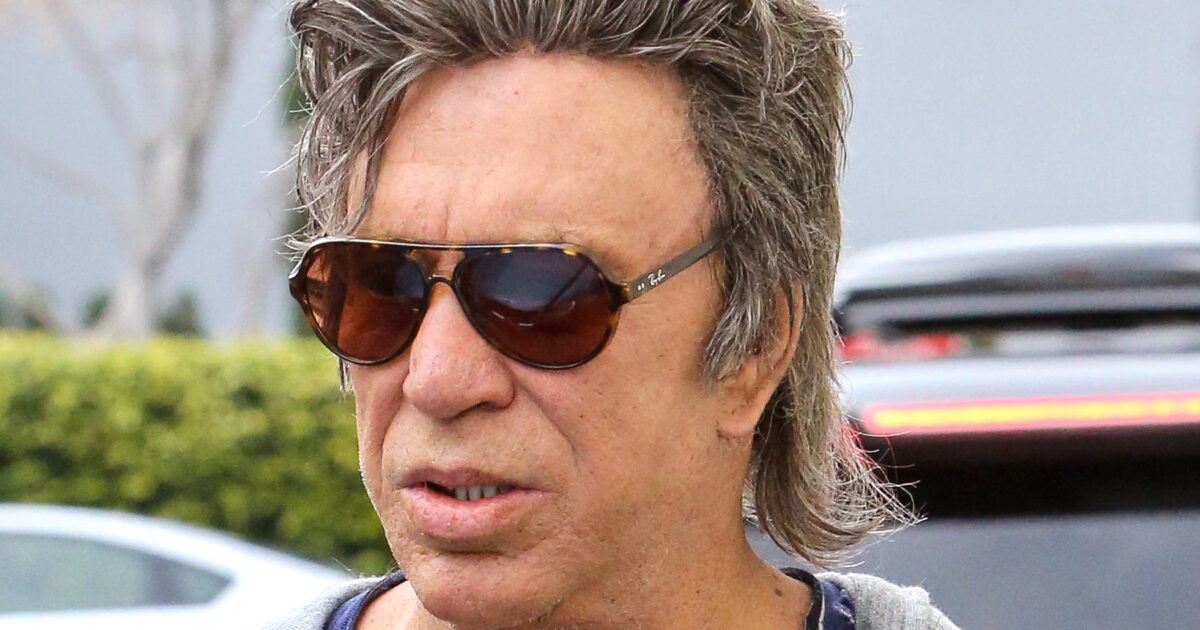 “Aiutatemi e donatemi soldi. Devo pagare le rate arretrate dell’affitto di oltre 50mila euro se no mi sfrattano”: l’ultimo appello di Mickey Rourke