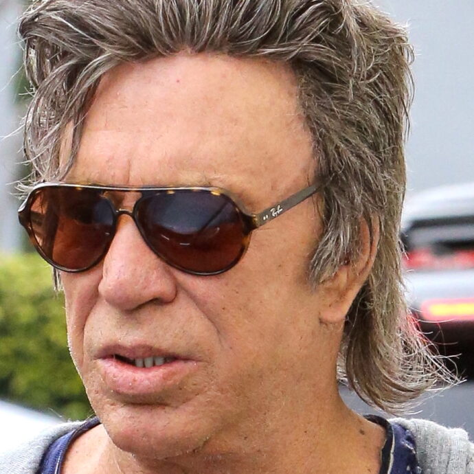 “Aiutatemi e donatemi soldi. Devo pagare le rate arretrate dell’affitto di oltre 50mila euro se no mi sfrattano”: l’ultimo appello di Mickey Rourke