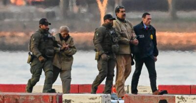 Copertina di Maduro trasferito in tribunale a New York. Intanto Trump allarga le minacce, il presidente colombiano: “Pronto alle armi”