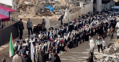 Copertina di Gaza, maxi-cerimonia di laurea tra le macerie: la festa degli studenti di Medicina