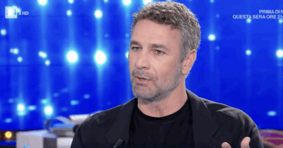 Copertina di “Avere una persona che ti dice ‘io ti posso rovinare’ e si prende il potere dei tuoi errori, non si augura a nessuno”: Raoul Bova sui messaggi a Martina Ceretti