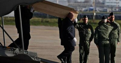 Copertina di Arrivate a Milano le salme di 5 ragazzi morti nel rogo di Crans Montana. L’ambasciatore: “Le famiglie delle vittime chiedono giustizia”