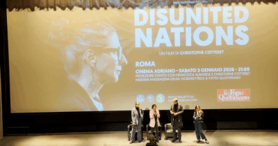 Copertina di Sala piena a Roma per la proiezione speciale del doc Disunited Nations. In sala il regista Cotteret, Francesca Albanese e Maddalena Oliva: “Teniamo accesa la luce su Gaza”