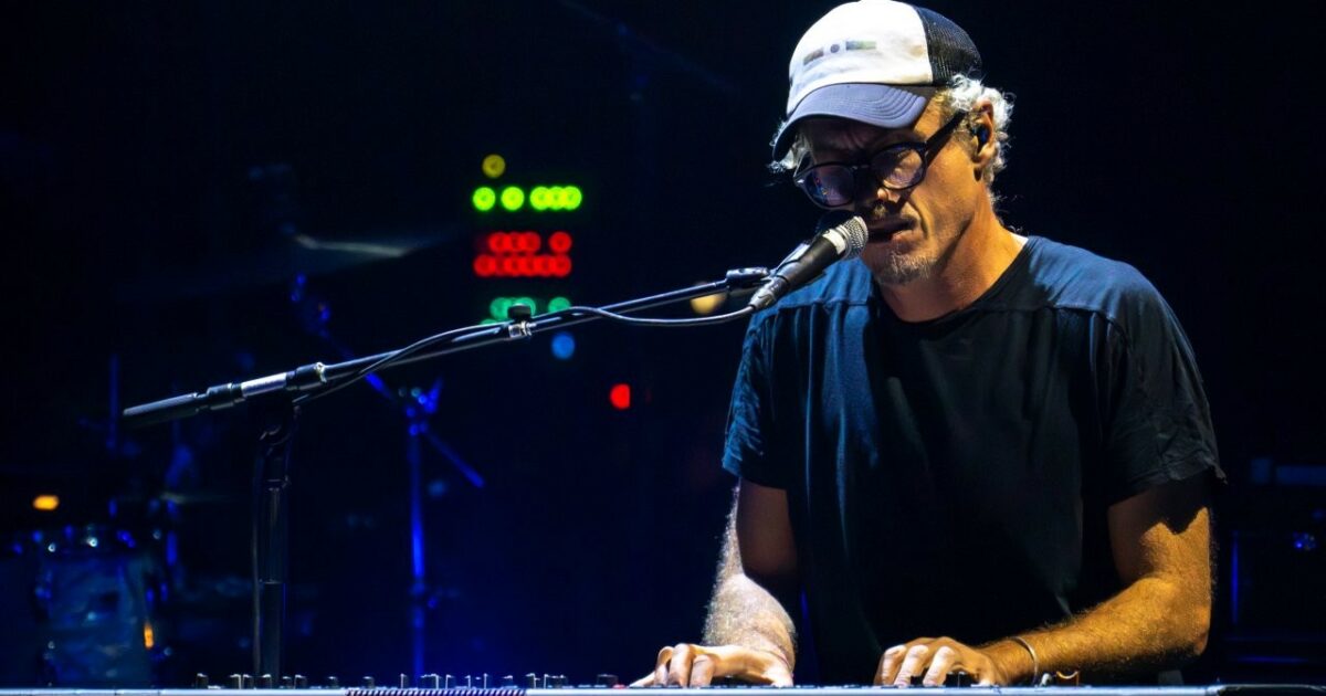 “Invito alla capacità di godersi le meraviglie di quello che è proteggendosi dalle incertezze di quello che sarà”: Niccolò Fabi torna a sorpresa – IL VIDEO