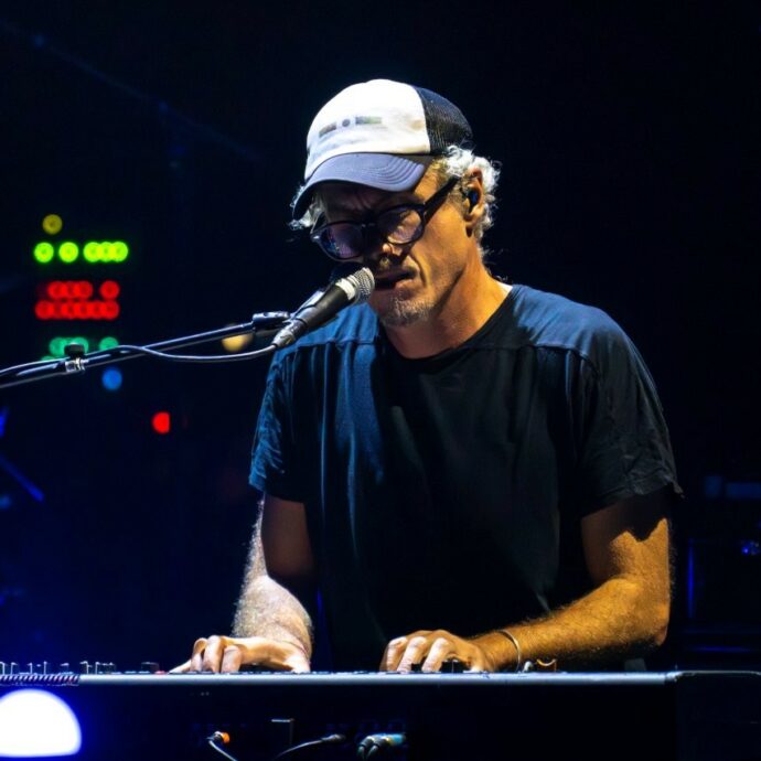 “Invito alla capacità di godersi le meraviglie di quello che è proteggendosi dalle incertezze di quello che sarà”: Niccolò Fabi torna a sorpresa – IL VIDEO