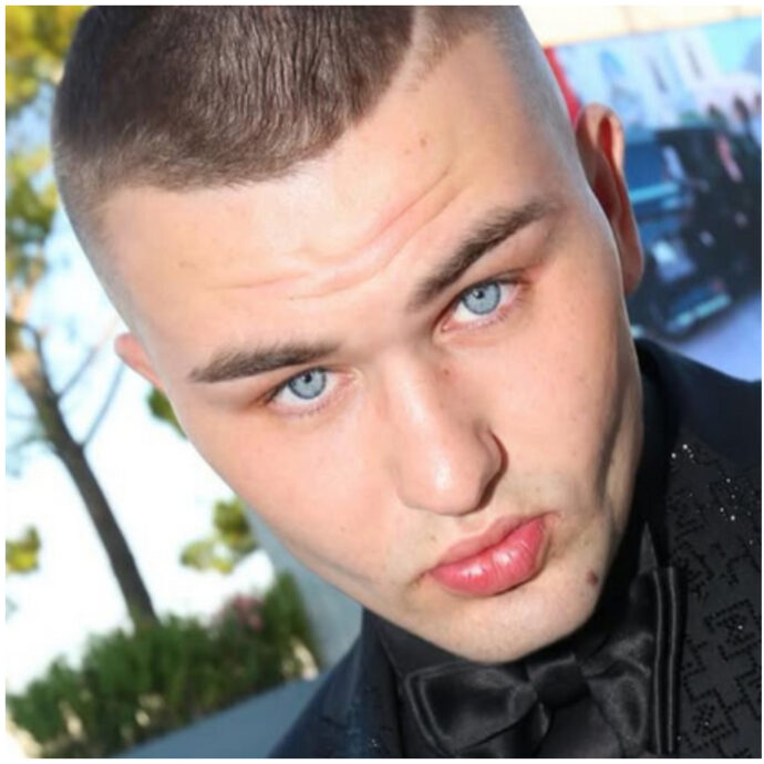 “Ti taglio la gola, fr***o, ti spezzo le ginocchia”: Artem di Mare “Fuori” choc, minacce di morte e insulti omofobi ad un follower