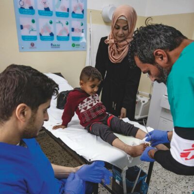 Copertina di Report di Israele contro Medici senza frontiere: “Terroristi senza frontiere”. Ma le accuse sono vecchie e senza prove