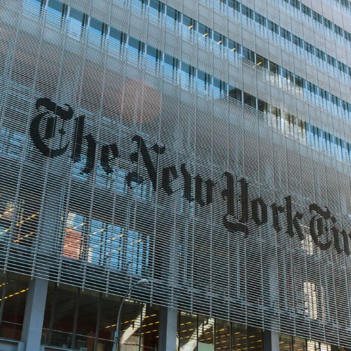 “Recensione scritta con l’Ai, è tutta un copia e incolla dal Guardian”: il New York Times licenzia un giornalista critico letterario dopo la segnalazione di un lettore