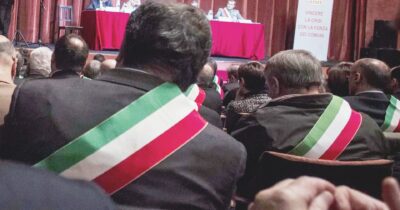 Copertina di Aumenti fino al 20% per sindaci e consiglieri. L’alibi: “Altrimenti nessuno si candida più”