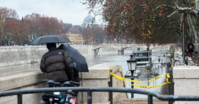 Copertina di Allerta meteo, Roma chiude parchi e ville