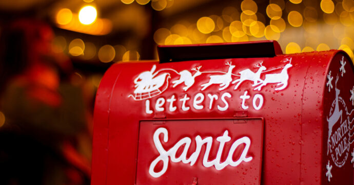 La Danimarca dice addio al postino: stiamo perdendo un linguaggio che nelle Feste diventa un rituale