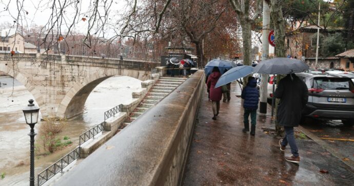Maltempo senza tregua nel Lazio: treni fermi, strade allagate ed evacuazioni. A Roma chiusi parchi e cimiteri per l’epifania