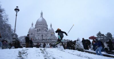 Copertina di Allerta neve e ghiaccio in Francia: cinque morti sulle strade e sei aeroporti chiusi. Disagi anche in Belgio